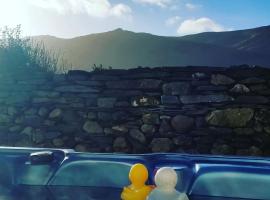 Hot tub, Mountain View, 4-poster bed and log burner, hotel in Borrowdale Valley