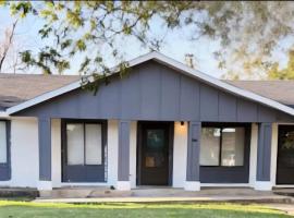 Charming Midwest 3 Bedrooms 2 Bathrooms, hotel en Altus