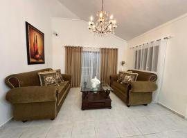 Entire House in Santo Domingo Este, hotel in Los Frailes