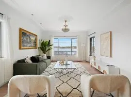 Modern 4-Bedroom Retreat in Kangaroo Point