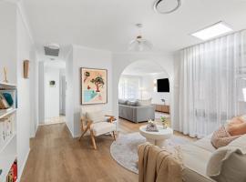 Salty Waves Escape at Jervis Bay - 3BR relaxed beach side living, hotel in Vincentia
