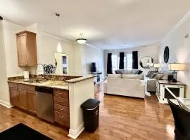 Elaborate Downtown Suite for 6 with fireplace view