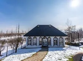 The Zoey Villa, with Central Heating, Bonfire, BBQ & Complimentary Breakfast