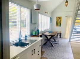 Self contained cottage at Cliff top spectacular ocean views pool and hot tub, Hotel in Whangaparaoa
