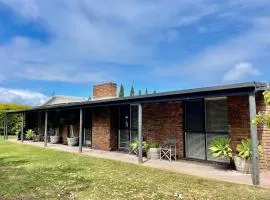 Robe's Hidden Gem - WiFi Pet Friendly Outside