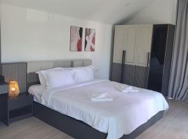 Seashell Family-555普吉岛木屋走几步到邦涛海滩看日落周边餐饮方便, camping in Bang Tao Beach