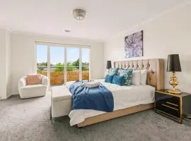 StayAU Modern Sanctuary Mins from the Ct & Airport