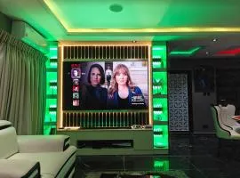 The Noire Haven - Modern Home with Fast Wi-Fi