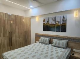 Private Room in Luxury Urban Oasis, ξενοδοχείο στο Αχμενταμπάντ