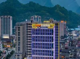 Hampton by Hilton Zhangjiajie Tianmen Mountain - Strategically situatedopposite the Tianmen Mountain Cable Car Station -Complimentary airport shuttle service is offered English-speaking customer service