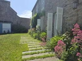 751 - Maison de caractère avec magnifique jardin clos