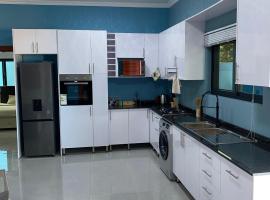 Villa Djonasse, a Residence of Exellency, hotel com piscina em Fombeni