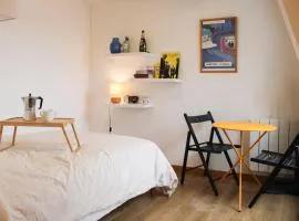 Bright studio near theaters and the Marais
