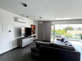 Lovely spacious two bedroom apartment central, hotel in Ayios Dhometios