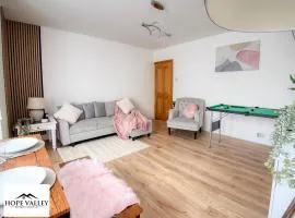 Stylish 2-Bed Maisonette Free Parking Small Pool Table