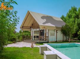 T-Rex Glamping, Including Free Access to Dubai Parks and Resorts, glamping en Dub&aacute;i