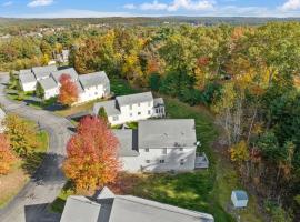 Modern Open Concept 4 Bed 2 5 Bath Mid to LongTerm Private Single Family Home，位于曼切斯特的酒店