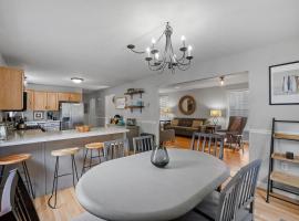 Modern Open Concept 4 Bed 2 5 Bath Mid to LongTerm Private Single Family Home, hotel u gradu Mančester
