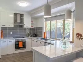 Stays with Ripley 3 min to hospital and beach Pet friendly