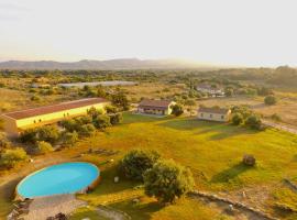 ISA - Lofts with private outdoor area and swimming-pool in Badesi, hotel in Badesi