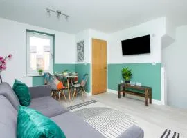 Carnforth 91 by Alt-Stay - Wakefield 2 Bed Ensuite Townhouse Contractor and Corporate Accommodation with Private Parking, Smart TV, Kitchen and Fast Wi Fi - Long Stay Ready with Weekly and Monthly Rates
