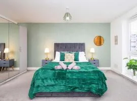 Carnforth 91 by Alt-Stay - 2 Bed En Suite Home - Parking, WiFi & King Bed - Contractors & Relocations - Weekly & Monthly Rates