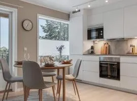 Modern 3-bedroom, with private Aurora Borealis watching balcony