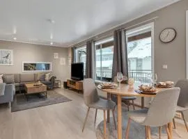 Modern 3-bedroom, with private Aurora Borealis watching balcony
