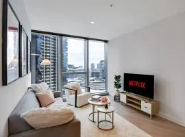 CBD Elegant 2BR Apt with Pool, Gym & City Views
