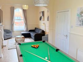 Modern 4 bedroom property 8 beds wifi smart tv games room pool table、ハルのホテル