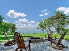 Modern Lake House Getaway with a View for Relaxing with Family, Couples, & Friends
