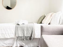 North Wollongong - Beach Style - Modern - Free Parking - Free Coffee Snacks, מלון בWoonona