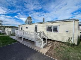 Brilliant 6 Berth Caravan With Decking At Heacham Beach Park Ref 21031A, hotel in Heacham