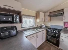 Great Caravan For Hire By The Beach In Norfolk, By Hunstanton Beach Ref 13005L
