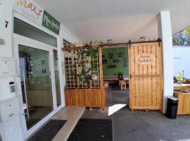 Max Hostel