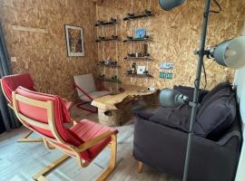 Logement près de la rivière, hotel a Athée