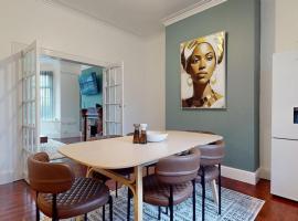 2-Bed Home at City Centre Access with Free Parking, ξενοδοχείο σε Victoria