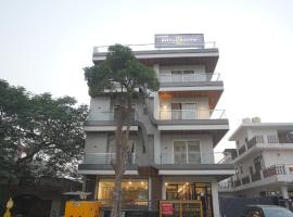 Royal Raven Hotel & Banquet' Greater Noida Nearby India Expo Centre & Mart, hotel in Greater Noida