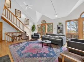 Huge 5 Bedroom Modern Cabin wHot Tub, Deck, WiFi