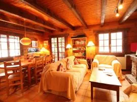 Chalet 4 chambres sur pistes débutants avec balcon et parking, à 350m des commerces - FR-1-572-196