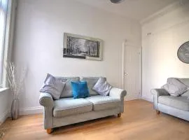 2 BED Comfy Cottage for Holidays and Contractors- parking