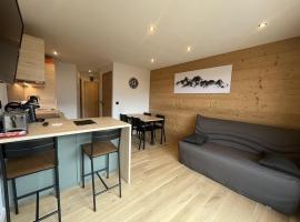 Charmant Studio-Cabine 4 pers, Centre-Village, Balcon Ouest, à 600m des Pistes - FR-1-572-281, hotel in Arâches-la-Frasse