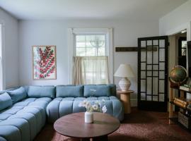 The Gables Newly Renovated Farmhouse Sleeps 17，位于Callicoon的酒店