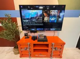 R3troHouse2 4BR 18PAX PS4, PoolTable in TOWN