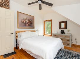 Entire 1 Bdrm house 5 mins from NWMC and DwnTwn, lake house rental in Saint Albans