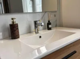 Lovely 1BR & 1LR Apartment, Only 15 Min Walk to City Center