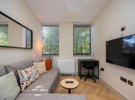 Luxury Flat Near Hove Station parking sleeps 4, hotel v destinaci Moffat