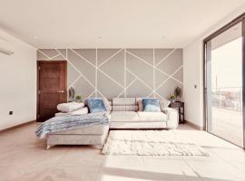 The Opulent Property Project Penthouse Chelmsford 2 Bed 2 Bath Sleeps 6 Free Parking 2 Kings or 4 singles and Double Sofabed Ideal for long stays, corporates, families, Insurance, hotel in Chelmsford