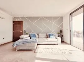 The Opulent Property Project Penthouse Chelmsford 2 Bed 2 Bath Sleeps 6 Free Parking 2 Kings or 4 singles and Double Sofabed Ideal for long stays, corporates, families, Insurance