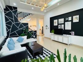 5 Bedroom Villa in Vung Tau- Biệt thự 5 phòng Bãi sau- The Black & White Garden Villa, hotel in Xã Thang Tam